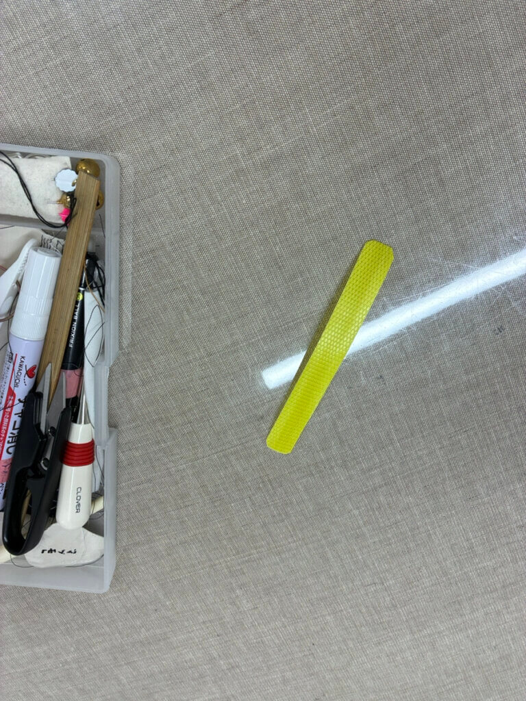 梱包用の固いテープをすべり止めに使います。