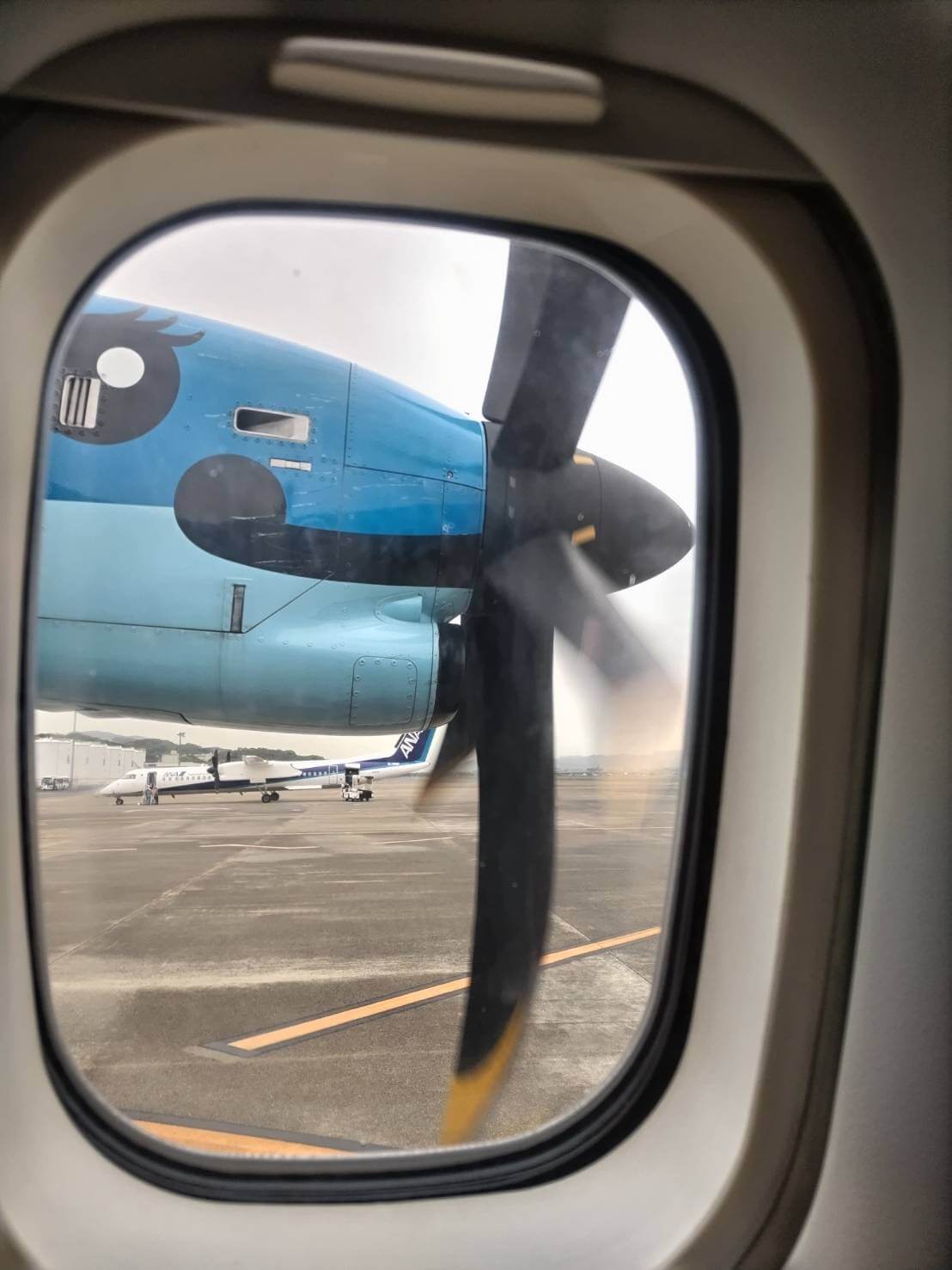 天草エアライン『みぞか号』の機内から見た左エンジンで、はるちゃんと名付けられています。